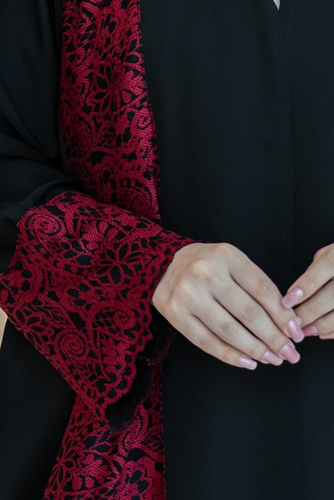 عباية بقماش كريب أسود مع تركيبة دانتيل