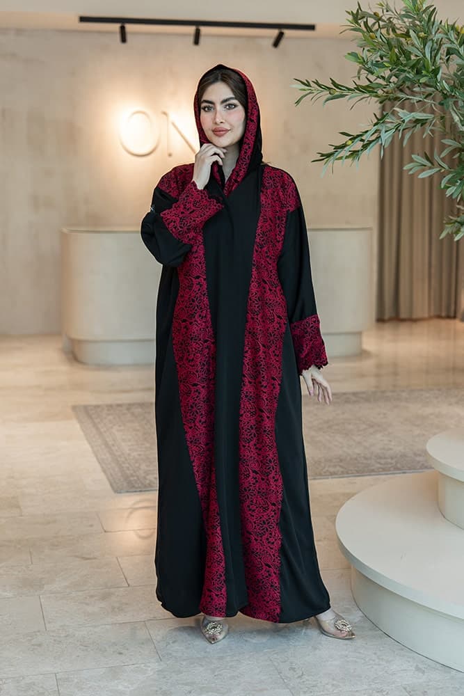 عباية بقماش كريب أسود مع تركيبة دانتيل