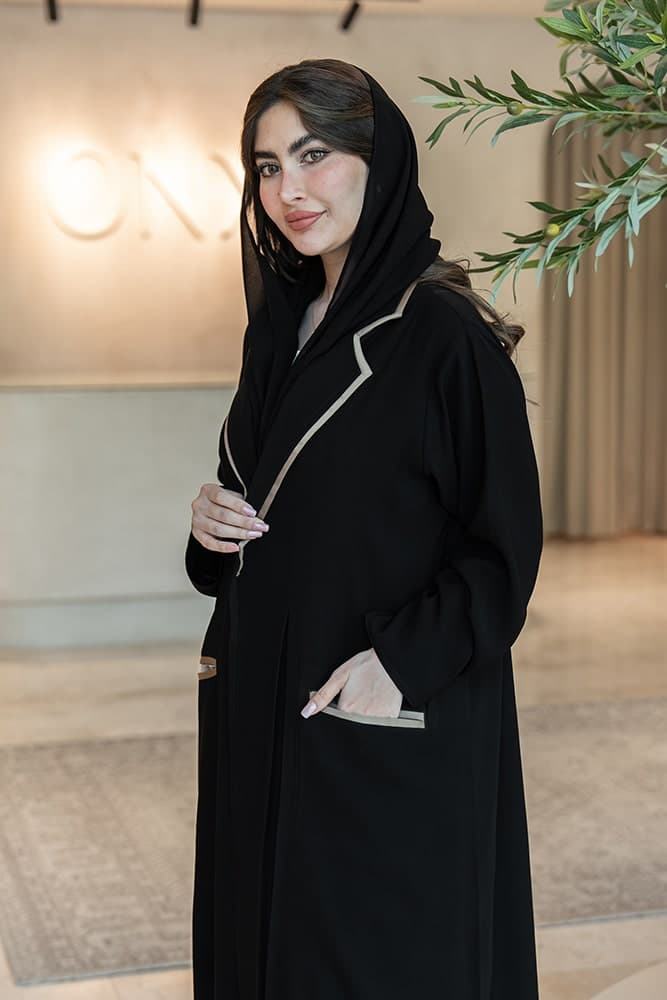 عباية بقماش كريب أسود مع جيوب