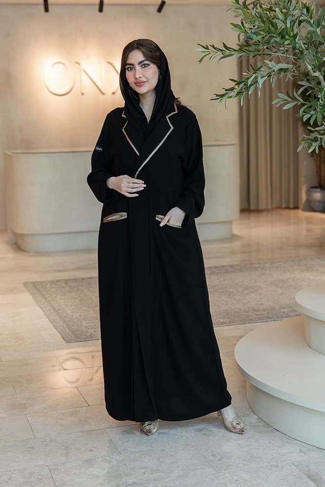 عباية بقماش كريب أسود مع جيوب