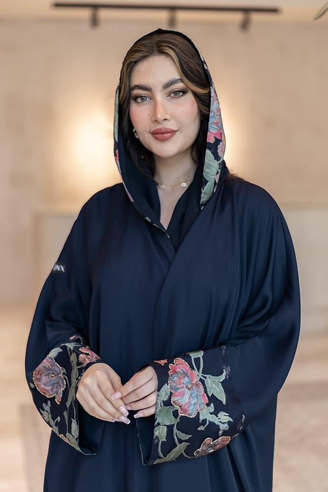 عباية بقماش كريب باللون الكحلي مع تركيبة في الأكمام و الطرحه