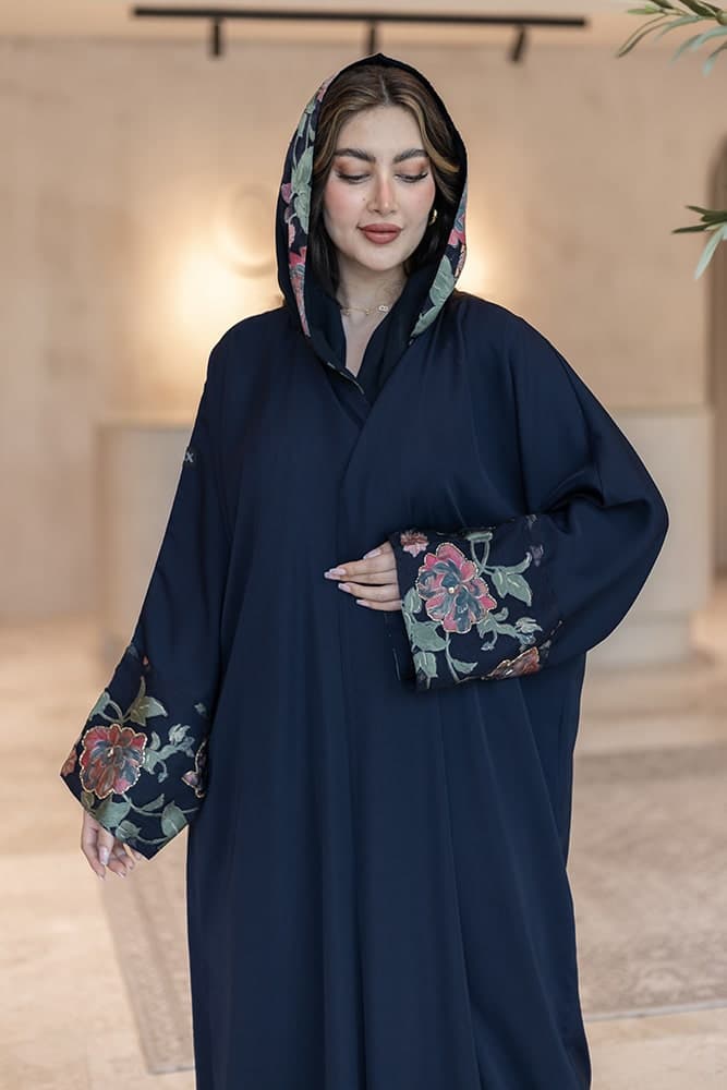 عباية بقماش كريب باللون الكحلي مع تركيبة في الأكمام و الطرحه