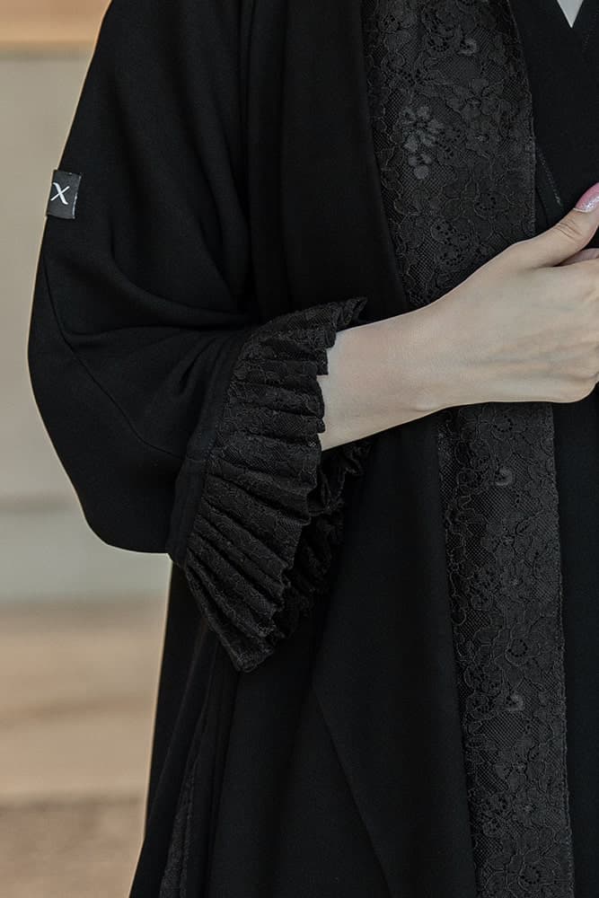 عباية بقماش كريب مع دانتيل