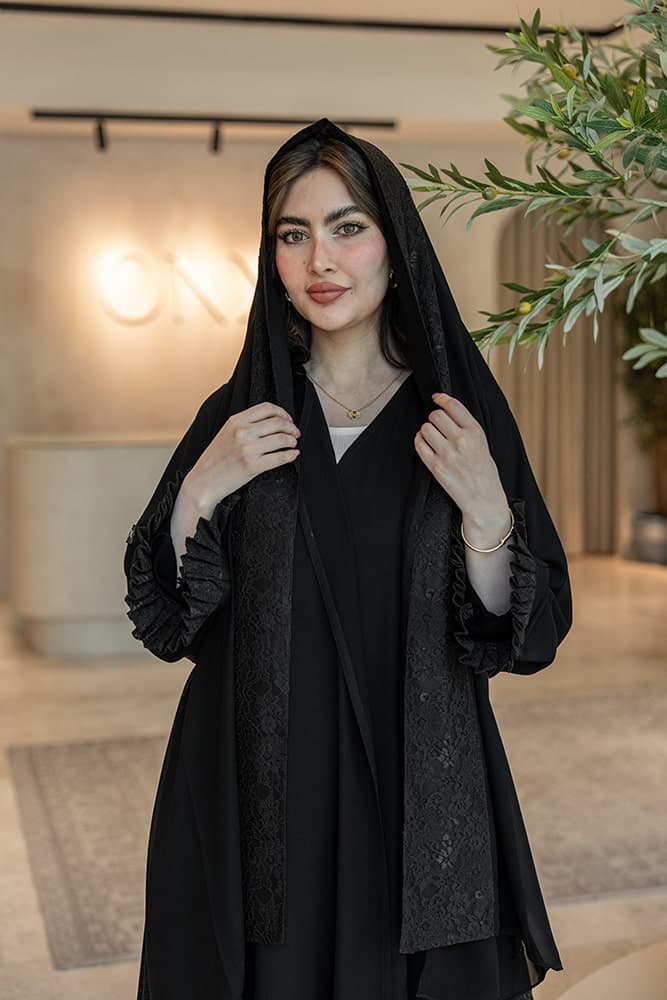 عباية بقماش كريب مع دانتيل