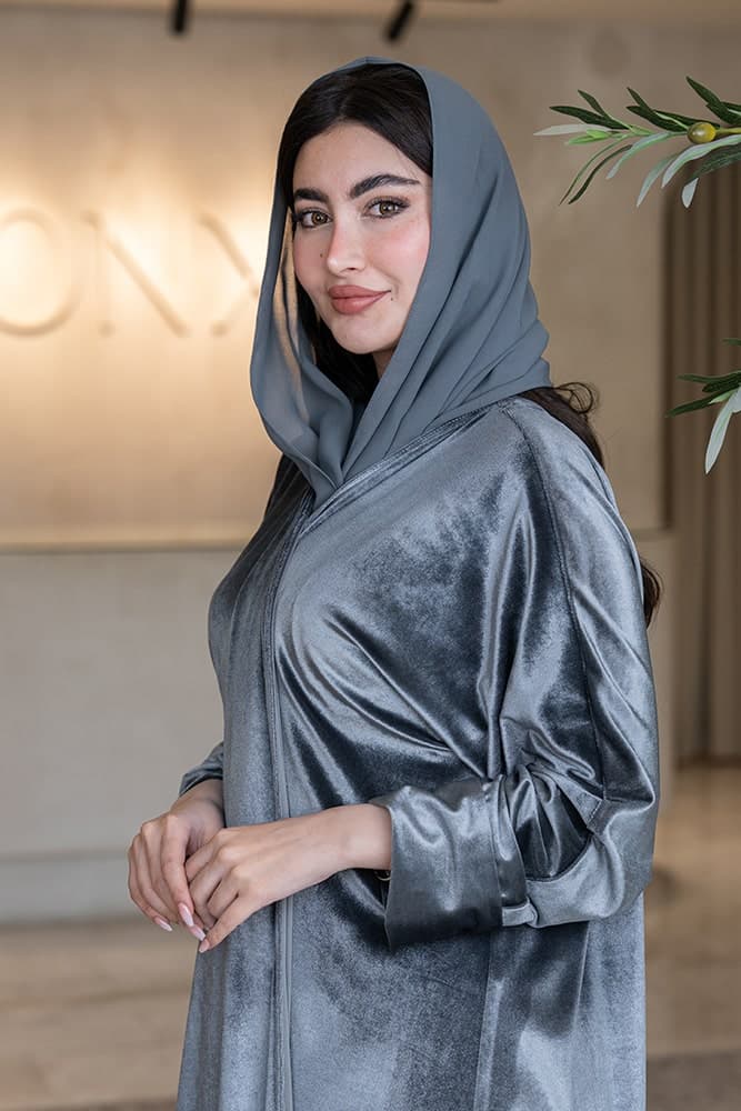 تصميم مخمل رصاصي فاخر تألقي بإطلالة فاخرة مع عباية باللون الرصاصي من القماش المخمل الناعم، تصميم بسيط وراقٍ يعتمد على بريق المخمل الطبيعي ليمنحك مظهراً مميزاً في كل مناسبة مخمل رصاصي بلمعة طبيعية تتميز هذه العباية ببريق المخمل الهادئ وملمسه الناعم الذي يمنحك إطلالة فاخرة دون أي تعقيد الطرحه المتناسقة لإكمال إطلالتك تأتي العباية مع طرحة ناعمة باللون الرصاصي الفاتح تتناسق مع العباية وتكمل الإطلالة بأناقة، ارتديها بثقة في كل مناسبة تستحق حضورك