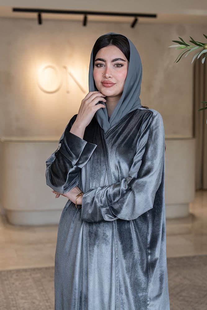 تصميم مخمل رصاصي فاخر تألقي بإطلالة فاخرة مع عباية باللون الرصاصي من القماش المخمل الناعم، تصميم بسيط وراقٍ يعتمد على بريق المخمل الطبيعي ليمنحك مظهراً مميزاً في كل مناسبة مخمل رصاصي بلمعة طبيعية تتميز هذه العباية ببريق المخمل الهادئ وملمسه الناعم الذي يمنحك إطلالة فاخرة دون أي تعقيد الطرحه المتناسقة لإكمال إطلالتك تأتي العباية مع طرحة ناعمة باللون الرصاصي الفاتح تتناسق مع العباية وتكمل الإطلالة بأناقة، ارتديها بثقة في كل مناسبة تستحق حضورك