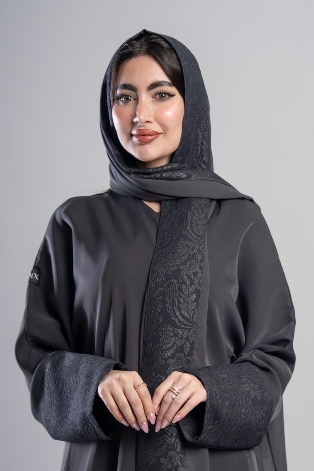 تألقي بعباية كريب الرصاصي
 عباية كريب باللون الرصاصي بتركيبة من قماش رصاصي داكن بنقشة زهرية على الأكمام، التدرج بين اللونين يعطي العباية طابعاً مميزاً وأنيقاً
 تركيبة قماش منقوش على الأكمام
 تتميز هذه العباية بتركيبة من القماش الرصاصي الداكن المنقوش بنقشة زهرية على الأكمام، التفصيل يضيف عمقاً للتصميم ويجعله متكاملاً
 الطرحه المتناسقة لإكمال إطلالتك
 تأتي العباية مع طرحة تحمل نفس تركيبة القماش المنقوش لتكمل الإطلالة بتناسق كامل، ارتديها بثقة في أي مناسبة