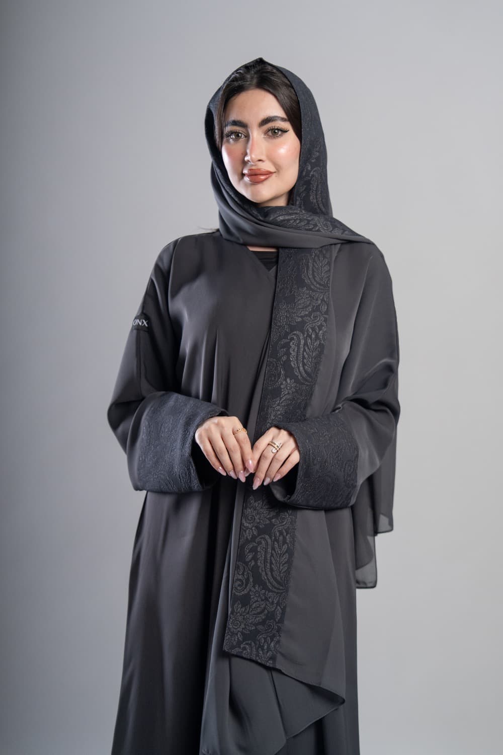 تألقي بعباية كريب الرصاصي
 عباية كريب باللون الرصاصي بتركيبة من قماش رصاصي داكن بنقشة زهرية على الأكمام، التدرج بين اللونين يعطي العباية طابعاً مميزاً وأنيقاً
 تركيبة قماش منقوش على الأكمام
 تتميز هذه العباية بتركيبة من القماش الرصاصي الداكن المنقوش بنقشة زهرية على الأكمام، التفصيل يضيف عمقاً للتصميم ويجعله متكاملاً
 الطرحه المتناسقة لإكمال إطلالتك
 تأتي العباية مع طرحة تحمل نفس تركيبة القماش المنقوش لتكمل الإطلالة بتناسق كامل، ارتديها بثقة في أي مناسبة