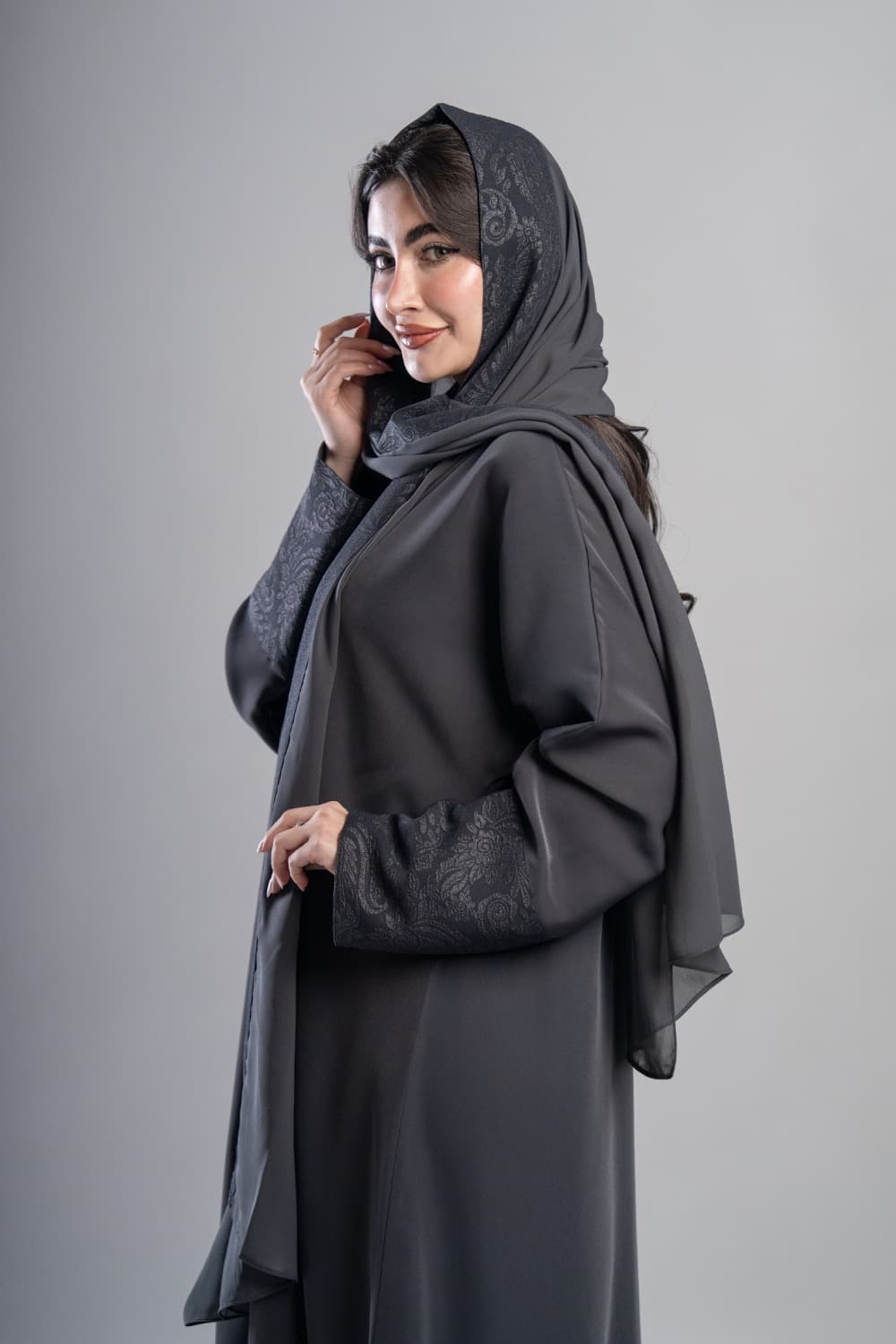 تألقي بعباية كريب الرصاصي
 عباية كريب باللون الرصاصي بتركيبة من قماش رصاصي داكن بنقشة زهرية على الأكمام، التدرج بين اللونين يعطي العباية طابعاً مميزاً وأنيقاً
 تركيبة قماش منقوش على الأكمام
 تتميز هذه العباية بتركيبة من القماش الرصاصي الداكن المنقوش بنقشة زهرية على الأكمام، التفصيل يضيف عمقاً للتصميم ويجعله متكاملاً
 الطرحه المتناسقة لإكمال إطلالتك
 تأتي العباية مع طرحة تحمل نفس تركيبة القماش المنقوش لتكمل الإطلالة بتناسق كامل، ارتديها بثقة في أي مناسبة