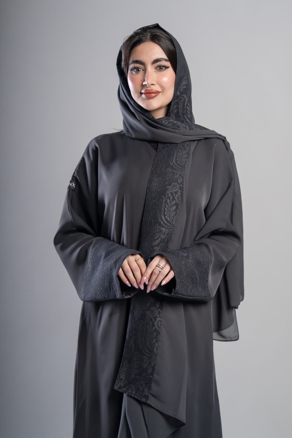 تألقي بعباية كريب الرصاصي
 عباية كريب باللون الرصاصي بتركيبة من قماش رصاصي داكن بنقشة زهرية على الأكمام، التدرج بين اللونين يعطي العباية طابعاً مميزاً وأنيقاً
 تركيبة قماش منقوش على الأكمام
 تتميز هذه العباية بتركيبة من القماش الرصاصي الداكن المنقوش بنقشة زهرية على الأكمام، التفصيل يضيف عمقاً للتصميم ويجعله متكاملاً
 الطرحه المتناسقة لإكمال إطلالتك
 تأتي العباية مع طرحة تحمل نفس تركيبة القماش المنقوش لتكمل الإطلالة بتناسق كامل، ارتديها بثقة في أي مناسبة