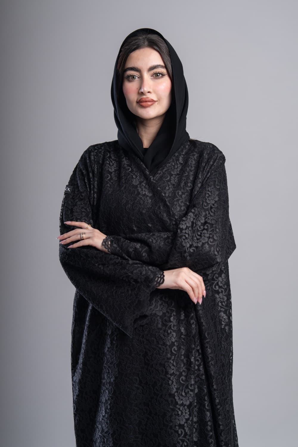 عباية دانتيل أسود مبطن بإطلالة فاخرةتألقي بإطلالة راقية مع عباية قماش دانتيل أسود بنقشات زهرية غنية تغطي العباية من الأعلى للأسفل، مبطنة بالكامل لتمنحك تغطية كاملة مع الحفاظ على فخامة الدانتيل وملمسه المميزدانتيل فاخر مبطن بقماش كريبتتميز هذه العباية بطبقة دانتيل فاخر بنقشات زهرية وعربسك دقيقة ذات ملمس بارز يعكس الضوء بأناقة، تُكمله بطانة كريب أسود كاملة من الداخل تمنحك راحة البال وإطلالة نظيفة في الوقت ذاته، نهاية الأكمام بحافة دانتيل طبيعية تضيف لمسة تفصيل رقيقةالطرحه المتناسقة لإكمال إطلالتكتأتي العباية مع طرحة ناعمة باللون الأسود تتناسق مع بطانة العباية وتكمل الإطلالة بأناقة هادئة، ارتديها بثقة في المناسبات الخاصة وكل لحظة تستحق حضورك