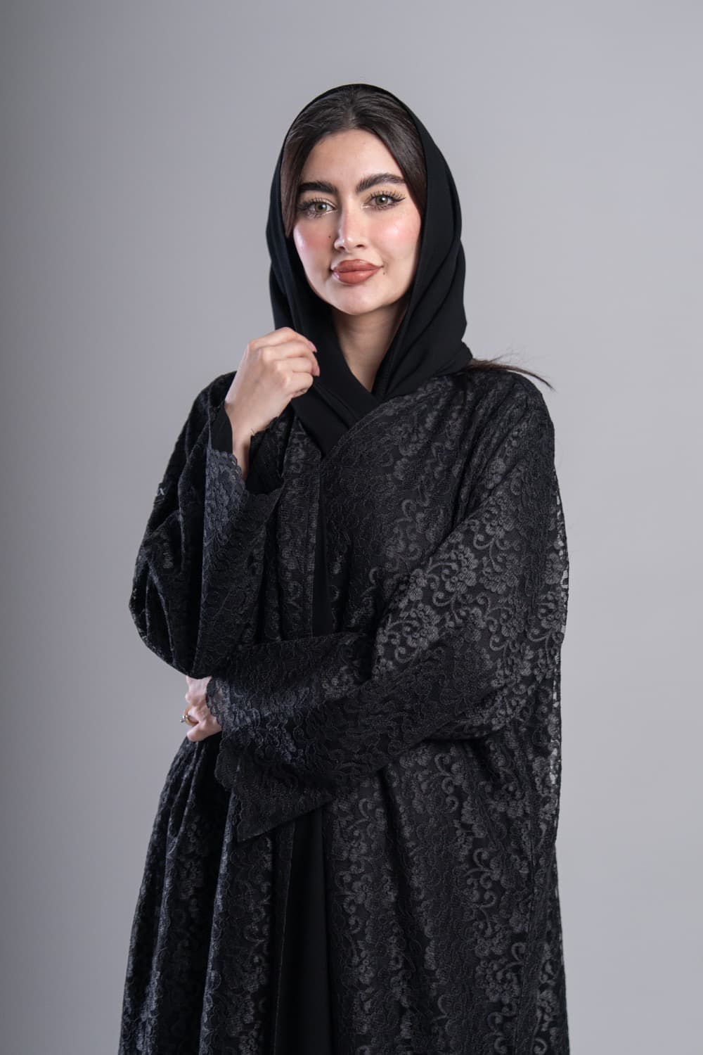 عباية دانتيل أسود مبطن بإطلالة فاخرةتألقي بإطلالة راقية مع عباية قماش دانتيل أسود بنقشات زهرية غنية تغطي العباية من الأعلى للأسفل، مبطنة بالكامل لتمنحك تغطية كاملة مع الحفاظ على فخامة الدانتيل وملمسه المميزدانتيل فاخر مبطن بقماش كريبتتميز هذه العباية بطبقة دانتيل فاخر بنقشات زهرية وعربسك دقيقة ذات ملمس بارز يعكس الضوء بأناقة، تُكمله بطانة كريب أسود كاملة من الداخل تمنحك راحة البال وإطلالة نظيفة في الوقت ذاته، نهاية الأكمام بحافة دانتيل طبيعية تضيف لمسة تفصيل رقيقةالطرحه المتناسقة لإكمال إطلالتكتأتي العباية مع طرحة ناعمة باللون الأسود تتناسق مع بطانة العباية وتكمل الإطلالة بأناقة هادئة، ارتديها بثقة في المناسبات الخاصة وكل لحظة تستحق حضورك