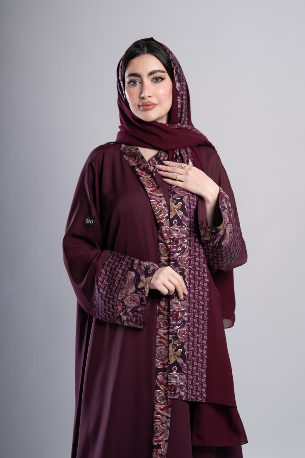 تصميم كريب ماروني بتركيبة أكمام راقيةتألقي بإطلالة لافتة مع عباية باللون الماروني الغامق من قماش كريب فاخر، تتميز بتركيبة فريدة في الأكمام والفتحة الأمامية تجمع بين طبعة ورود مع لمعة ذهبية ونقشات بأكثر من لون، لمسة استثنائية لكل مناسبةكريب فاخر بتفاصيل طبعة مميزةقماش كريب ناعم باللون الماروني الغامق، تتوزع عليه تركيبة على الأكمام والفتحة الأمامية تجمع طبعة ورود مع لمعة ذهبية ونقشات بظلال موف وكريمي وبنفسجي، تفصيل يجعل هذه العباية قطعة متميزة ولافتةالطرحة المتناسقة لإكمال إطلالتكلإضافة لمسة ختامية لإطلالتك، تأتي العباية مع طرحة شيفون باللون الماروني تتناسق تماماً مع العباية وتكمل الإطلالة بأناقة، ارتديها بثقة في كل يوم وكل مناسبة