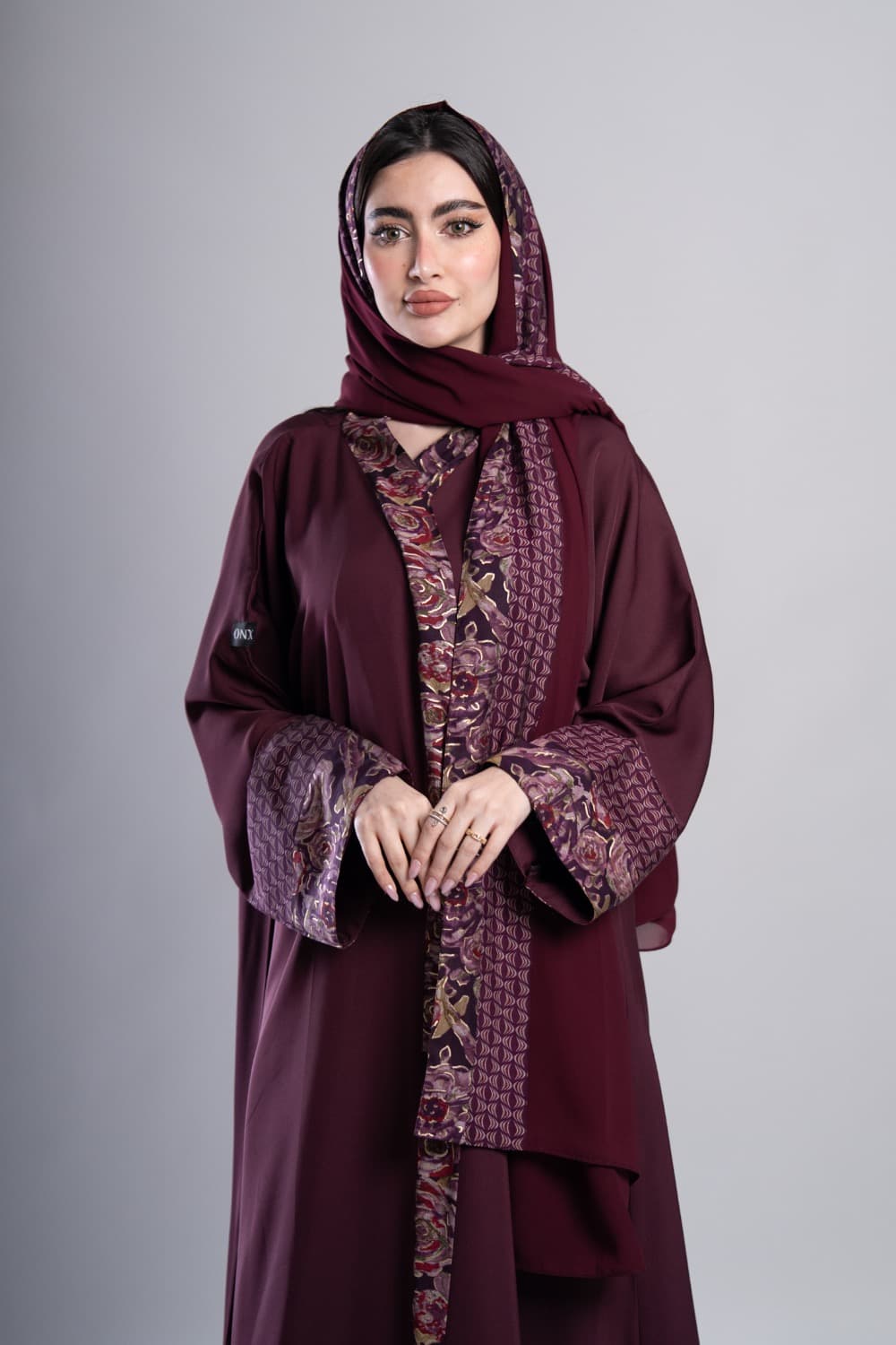 تصميم كريب ماروني بتركيبة أكمام راقيةتألقي بإطلالة لافتة مع عباية باللون الماروني الغامق من قماش كريب فاخر، تتميز بتركيبة فريدة في الأكمام والفتحة الأمامية تجمع بين طبعة ورود مع لمعة ذهبية ونقشات بأكثر من لون، لمسة استثنائية لكل مناسبةكريب فاخر بتفاصيل طبعة مميزةقماش كريب ناعم باللون الماروني الغامق، تتوزع عليه تركيبة على الأكمام والفتحة الأمامية تجمع طبعة ورود مع لمعة ذهبية ونقشات بظلال موف وكريمي وبنفسجي، تفصيل يجعل هذه العباية قطعة متميزة ولافتةالطرحة المتناسقة لإكمال إطلالتكلإضافة لمسة ختامية لإطلالتك، تأتي العباية مع طرحة شيفون باللون الماروني تتناسق تماماً مع العباية وتكمل الإطلالة بأناقة، ارتديها بثقة في كل يوم وكل مناسبة