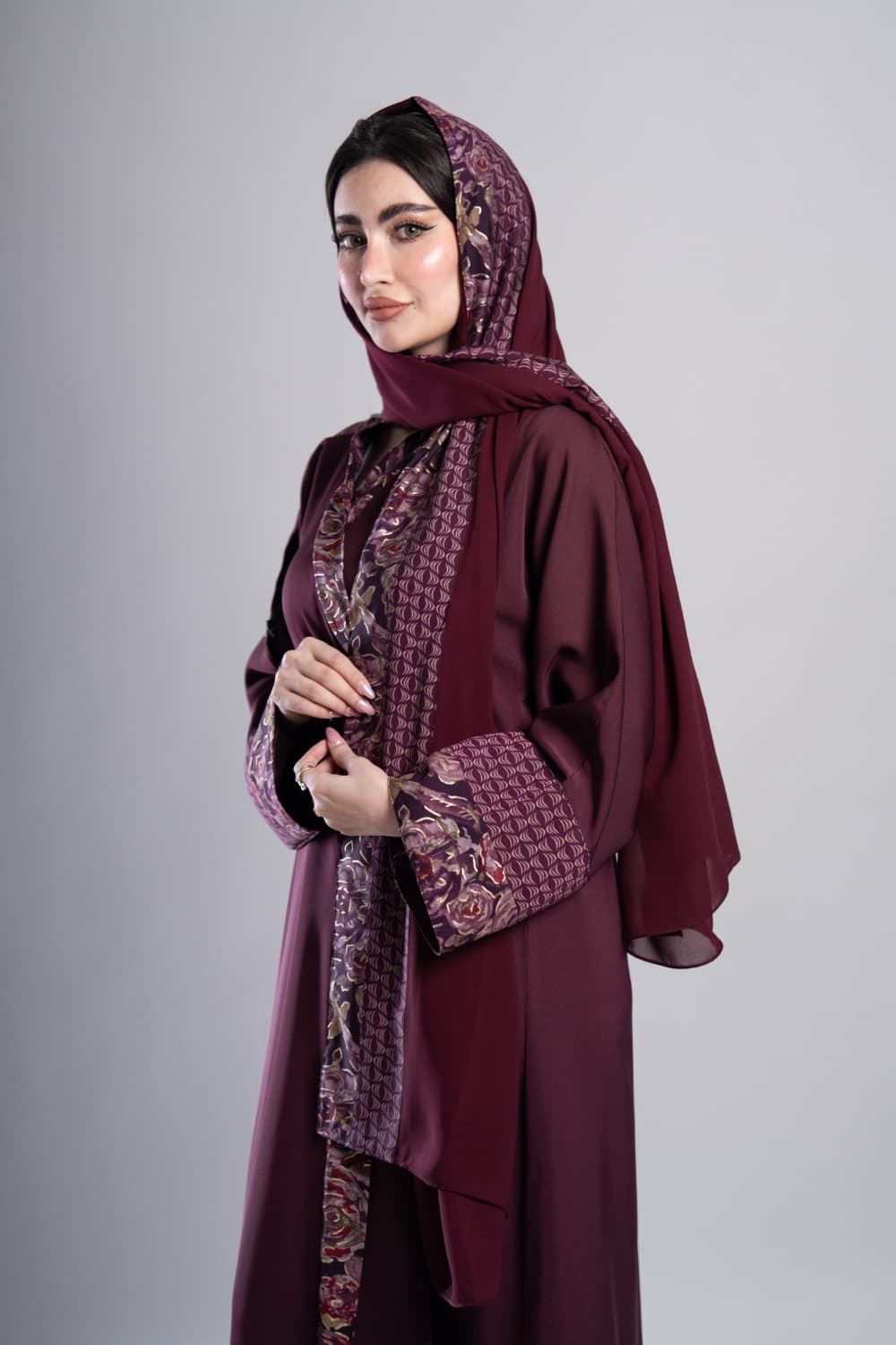تصميم كريب ماروني بتركيبة أكمام راقيةتألقي بإطلالة لافتة مع عباية باللون الماروني الغامق من قماش كريب فاخر، تتميز بتركيبة فريدة في الأكمام والفتحة الأمامية تجمع بين طبعة ورود مع لمعة ذهبية ونقشات بأكثر من لون، لمسة استثنائية لكل مناسبةكريب فاخر بتفاصيل طبعة مميزةقماش كريب ناعم باللون الماروني الغامق، تتوزع عليه تركيبة على الأكمام والفتحة الأمامية تجمع طبعة ورود مع لمعة ذهبية ونقشات بظلال موف وكريمي وبنفسجي، تفصيل يجعل هذه العباية قطعة متميزة ولافتةالطرحة المتناسقة لإكمال إطلالتكلإضافة لمسة ختامية لإطلالتك، تأتي العباية مع طرحة شيفون باللون الماروني تتناسق تماماً مع العباية وتكمل الإطلالة بأناقة، ارتديها بثقة في كل يوم وكل مناسبة