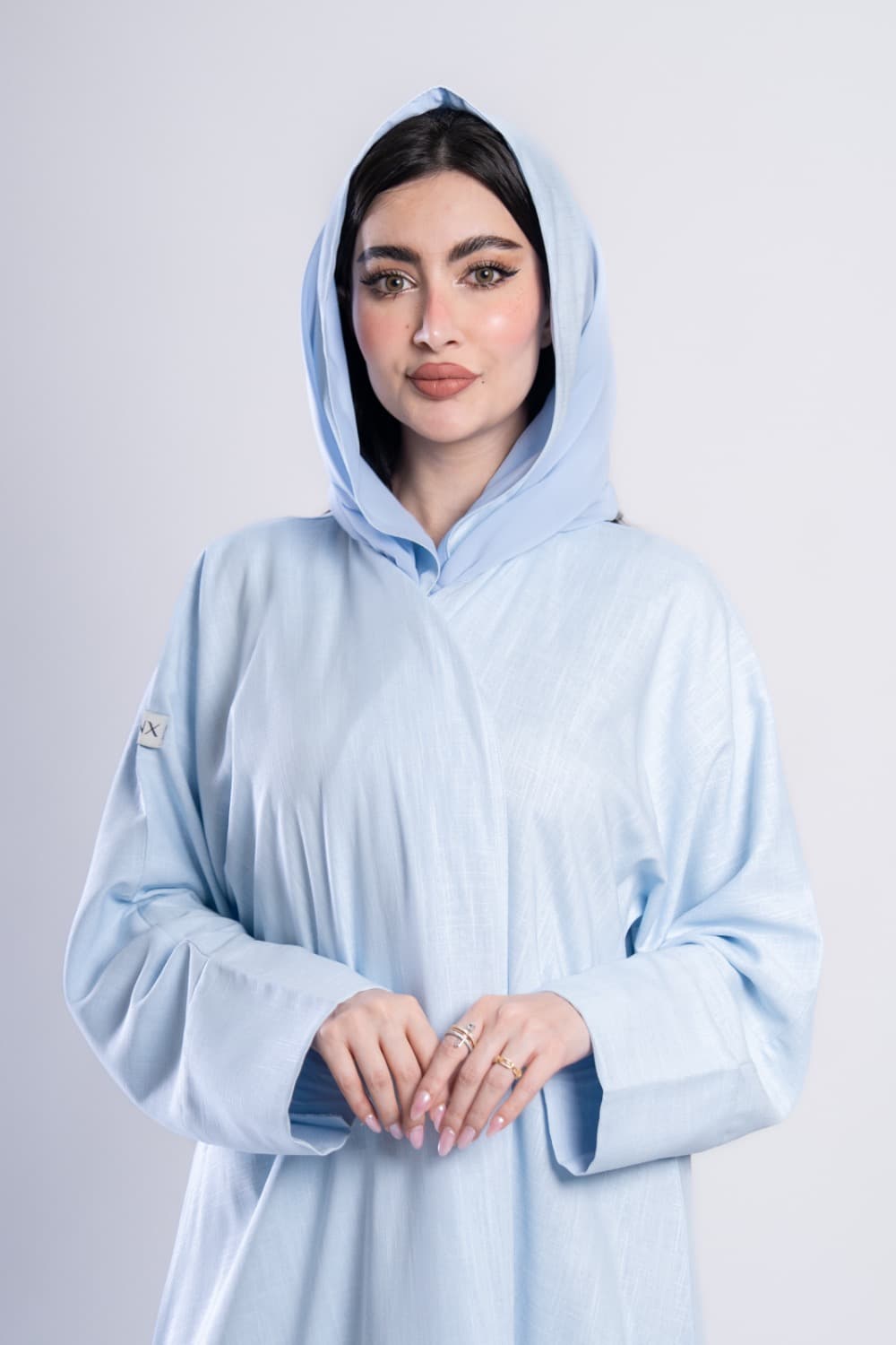 عباية لينين أزرق فاتح بتصميم عصريتألقي بإطلالة منعشة وعصرية مع عباية باللون الأزرق الفاتح من قماش لينين فاخر، تصميم هادئ ونظيف يجمع بين الأناقة اليومية والراحة الكاملة، قطعة تناسب كل خروج تريدين أن تكوني فيه مميزةقماش لينين طبيعي خفيف ومريحتتميز هذه العباية بقماش لينين ذو ملمس طبيعي ومظهر مطفي يمنحك خفة وانتعاش طوال اليوم، ثنيات الأكمام المنظمة عند المعصم تضيف تفصيلاً أنيقاً يرفع الإطلالة كاملةالطرحه المتناسقة لإكمال إطلالتكلإضافة لمسة ختامية لإطلالتك، تأتي العباية مع طرحة شيفون باللون الأزرق الفاتح تتناسق مع العباية وتكمل الإطلالة بأناقة، ارتديها بثقة وتألقي في كل مناسبة