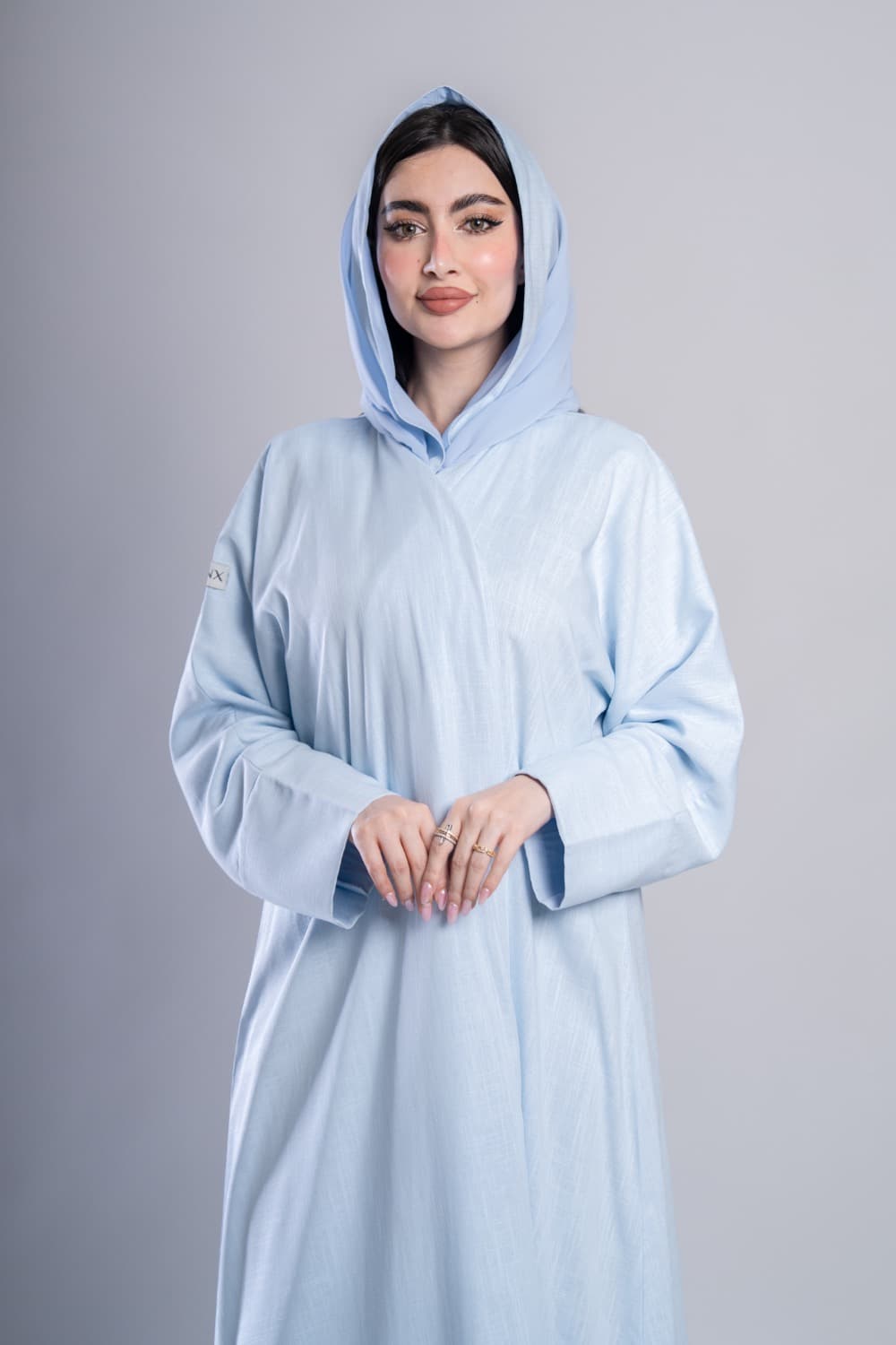 عباية لينين أزرق فاتح بتصميم عصريتألقي بإطلالة منعشة وعصرية مع عباية باللون الأزرق الفاتح من قماش لينين فاخر، تصميم هادئ ونظيف يجمع بين الأناقة اليومية والراحة الكاملة، قطعة تناسب كل خروج تريدين أن تكوني فيه مميزةقماش لينين طبيعي خفيف ومريحتتميز هذه العباية بقماش لينين ذو ملمس طبيعي ومظهر مطفي يمنحك خفة وانتعاش طوال اليوم، ثنيات الأكمام المنظمة عند المعصم تضيف تفصيلاً أنيقاً يرفع الإطلالة كاملةالطرحه المتناسقة لإكمال إطلالتكلإضافة لمسة ختامية لإطلالتك، تأتي العباية مع طرحة شيفون باللون الأزرق الفاتح تتناسق مع العباية وتكمل الإطلالة بأناقة، ارتديها بثقة وتألقي في كل مناسبة