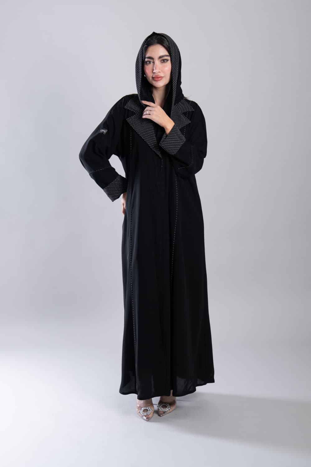 عباية كريب أسود ببولكا دوت أبيض
 إطلالة يومية راقية مع عباية باللون الأسود من قماش الكريب، تتميز بتفاصيل بولكا دوت أبيض على الياقة وأطراف الأكمام تضيف إليها طابعاً عصرياً محبباً، تصميم خفيف وأنيق يناسب كل يوم
 قماش كريب ناعم بتفاصيل بولكا دوت مميزة
 تتميز هذه العباية بقماش كريب ناعم ومطفي يمنحك خفة وراحة طوال اليوم، مع تفاصيل بولكا دوت أبيض على الياقة وأطراف الأكمام وخيوط بيضاء دقيقة على طول الأمام تمنحها تفصيلاً نظيفاً ومميزاً
 الطرحه المتناسقة لإكمال إطلالتك
 تأتي العباية مع طرحة تحمل نفس نقشة البولكا دوت تتناسق مع تفاصيل العباية وتكمل الإطلالة بأناقة، ارتديها في يومياتك وكل مناسبة تستحق اهتمامك