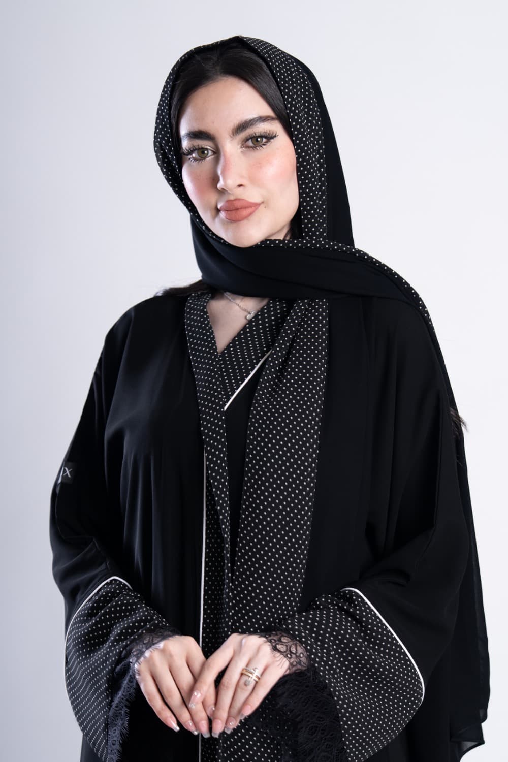 عباية بقماش كريب أسود مع تركيبة دانتيل في الأكمام مع الطرحه