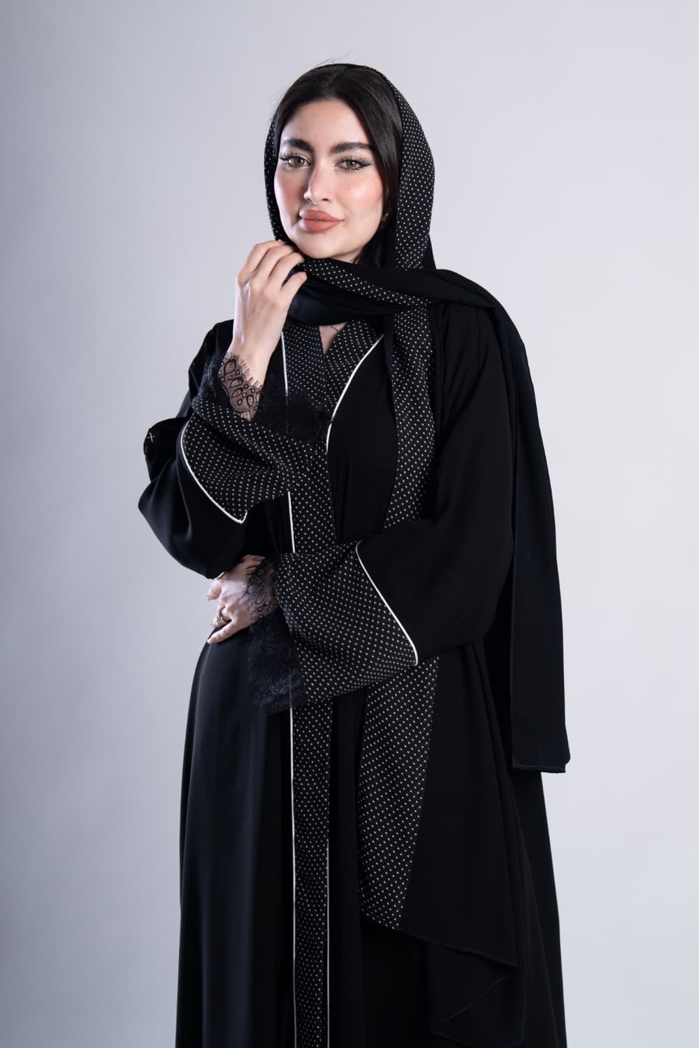 عباية بقماش كريب أسود مع تركيبة دانتيل في الأكمام مع الطرحه