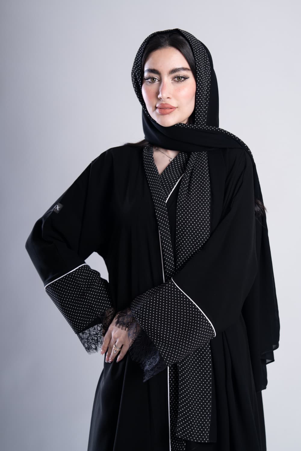 عباية بقماش كريب أسود مع تركيبة دانتيل في الأكمام مع الطرحه