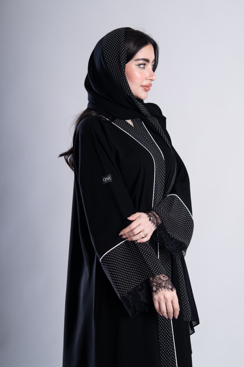 عباية بقماش كريب أسود مع تركيبة دانتيل في الأكمام مع الطرحه