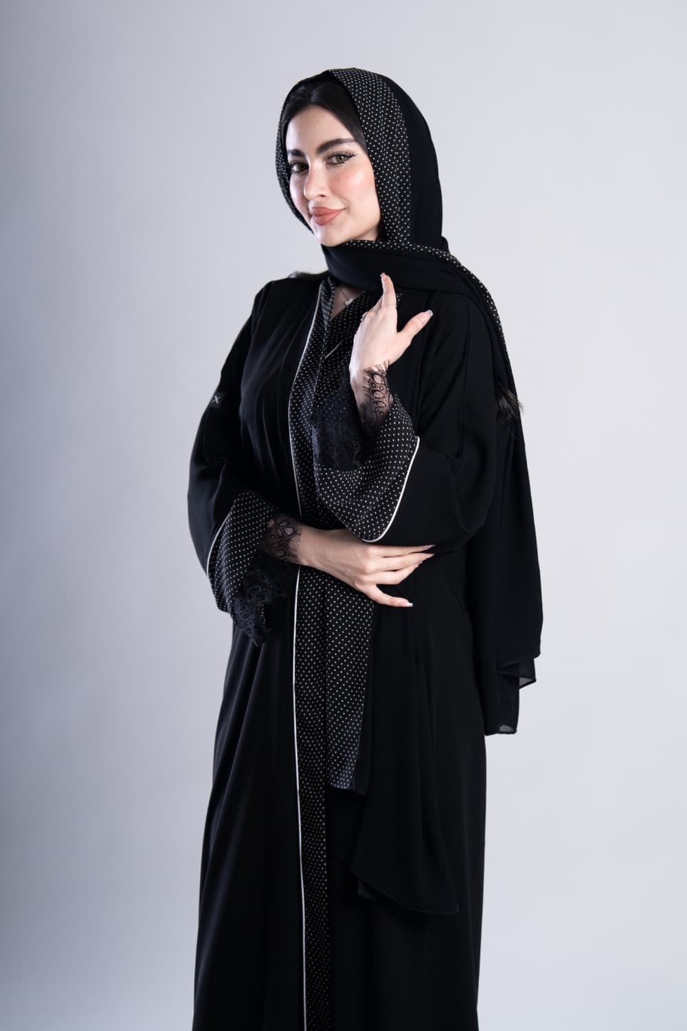 عباية بقماش كريب أسود مع تركيبة دانتيل في الأكمام مع الطرحه