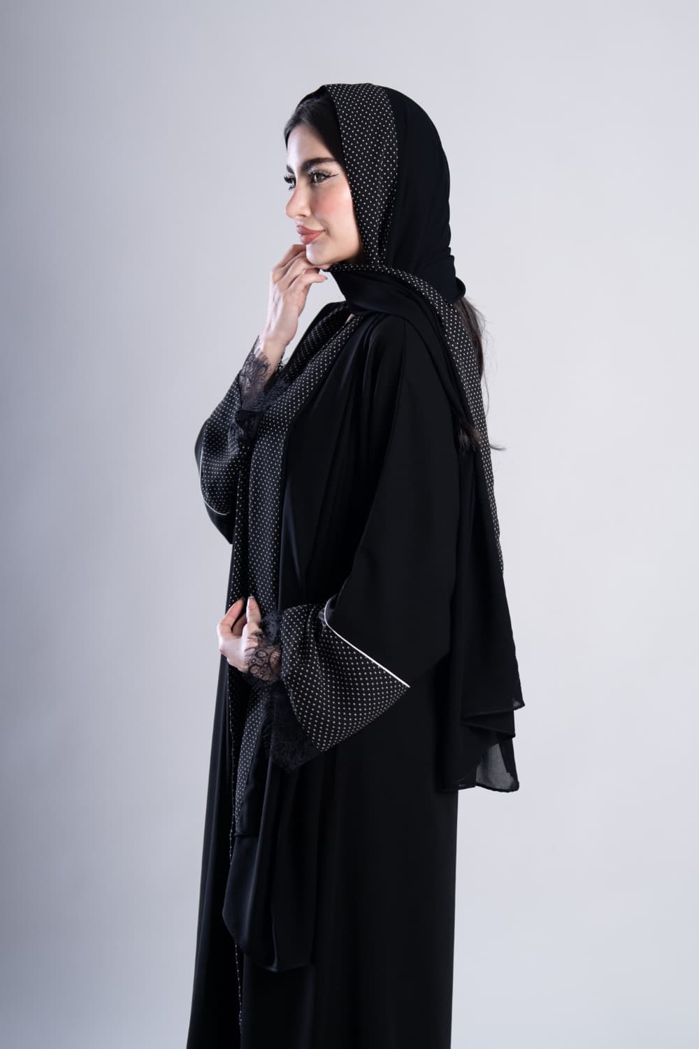 عباية بقماش كريب أسود مع تركيبة دانتيل في الأكمام مع الطرحه