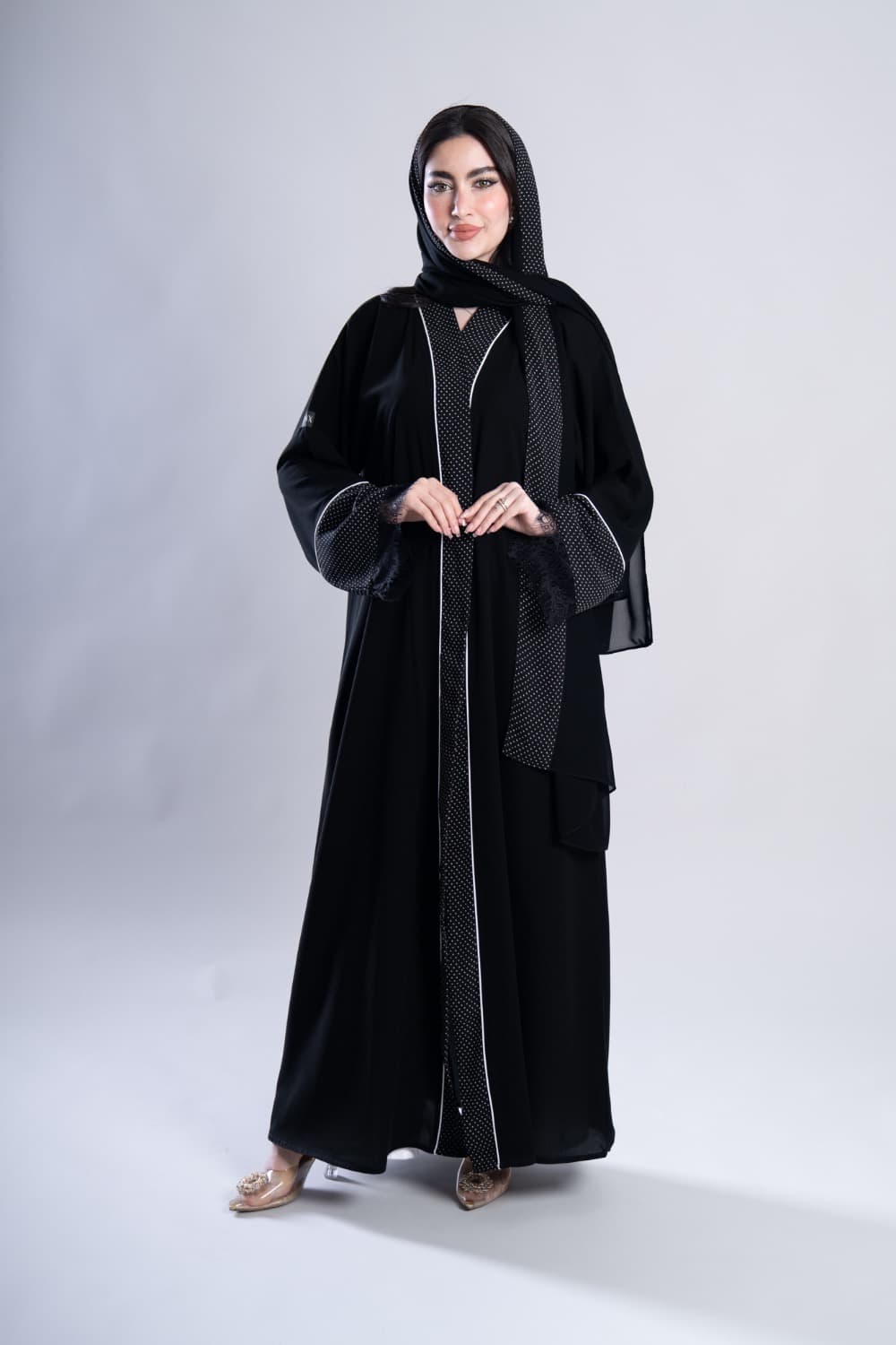 عباية بقماش كريب أسود مع تركيبة دانتيل في الأكمام مع الطرحه