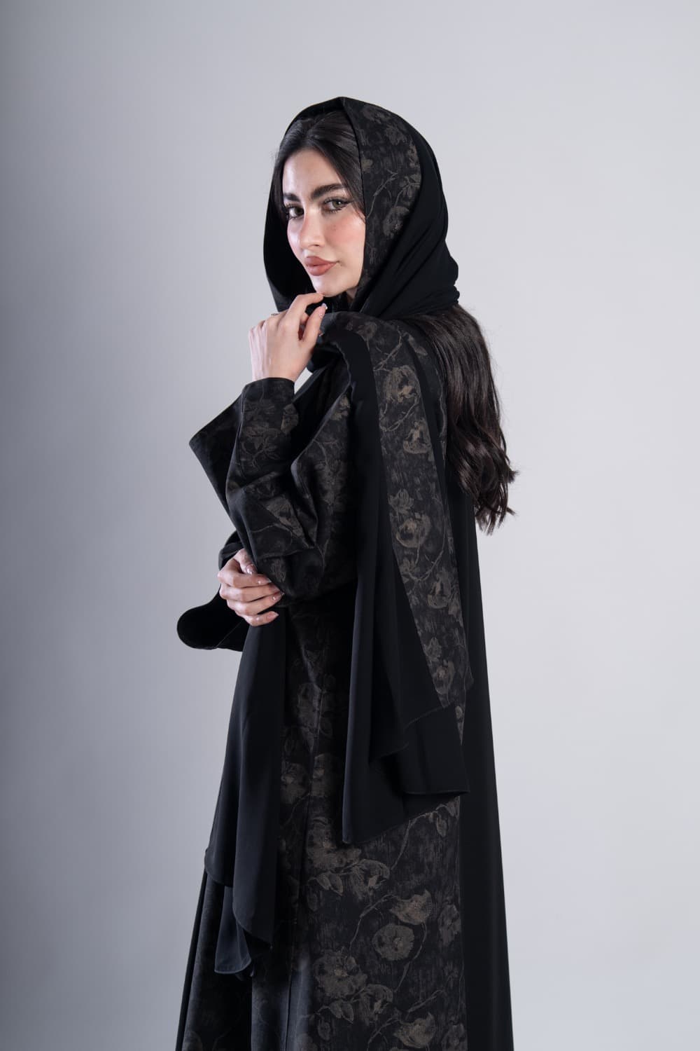 عباية بقماش أسود مع الطرحه