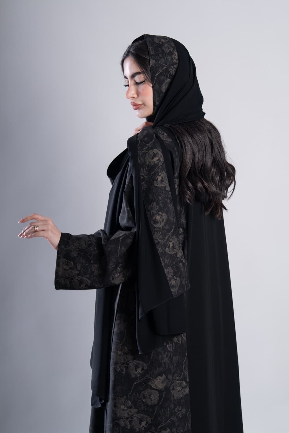عباية بقماش أسود مع الطرحه