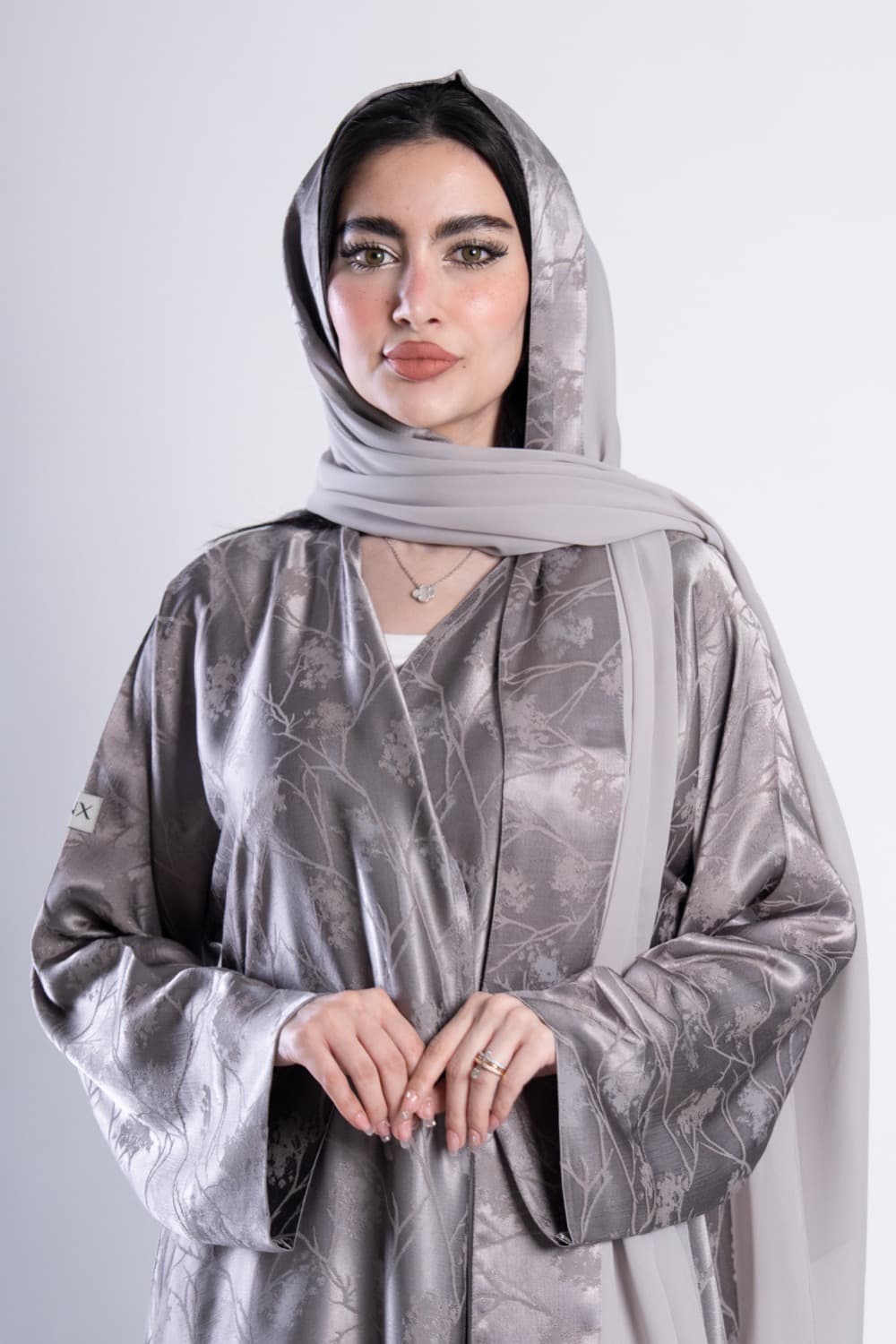 عباية بقماش جاكار فضي مع الطرحه