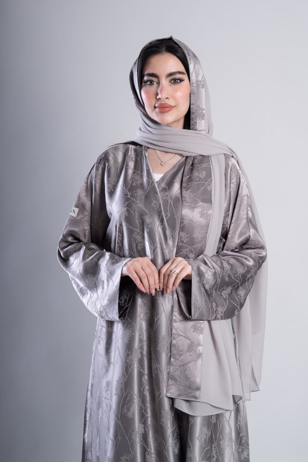 عباية بقماش جاكار فضي مع الطرحه