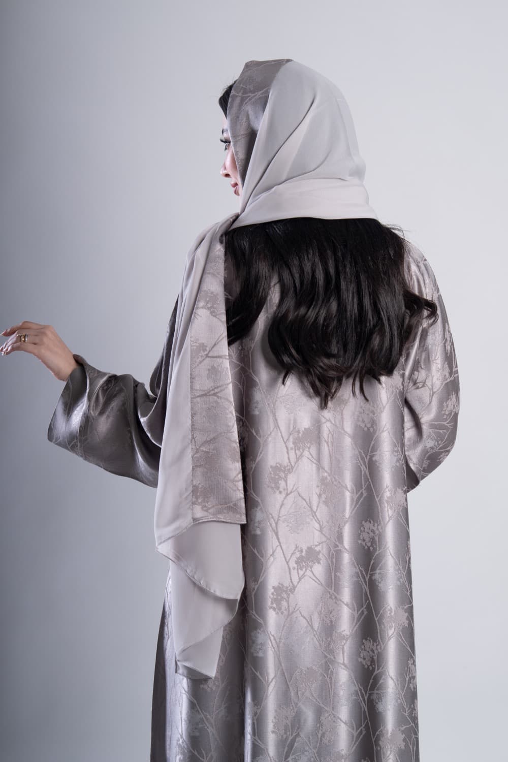عباية بقماش جاكار فضي مع الطرحه