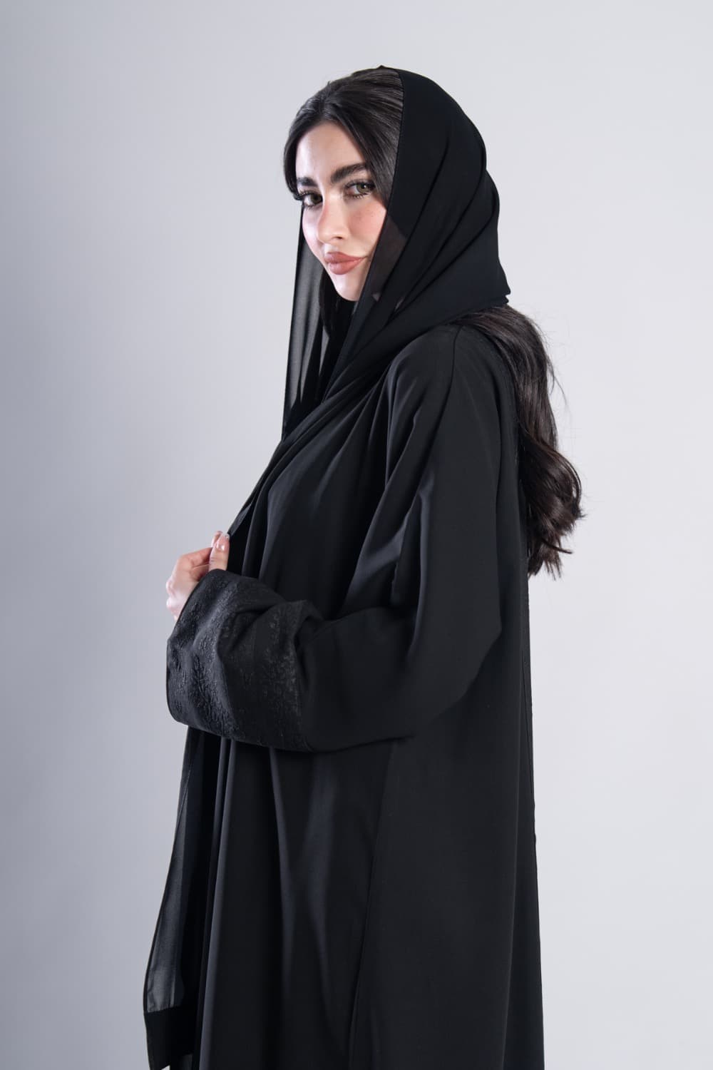 عباية بقماش كريب أسود مع تشكيله في الأكمام و الخلف مع الطرحه