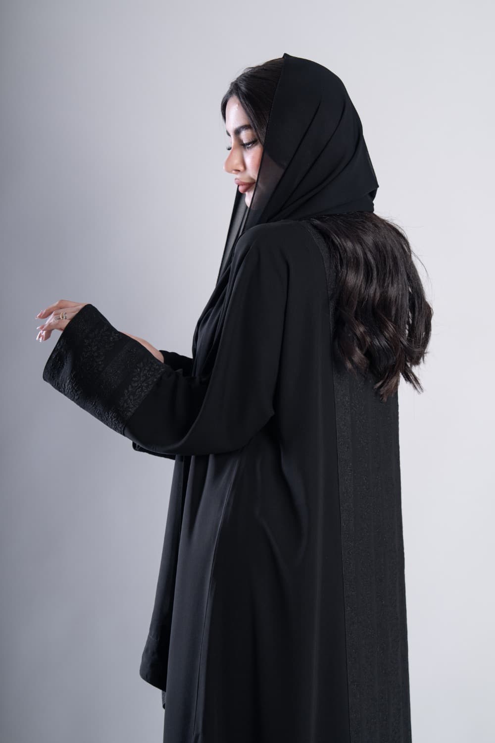 عباية بقماش كريب أسود مع تشكيله في الأكمام و الخلف مع الطرحه