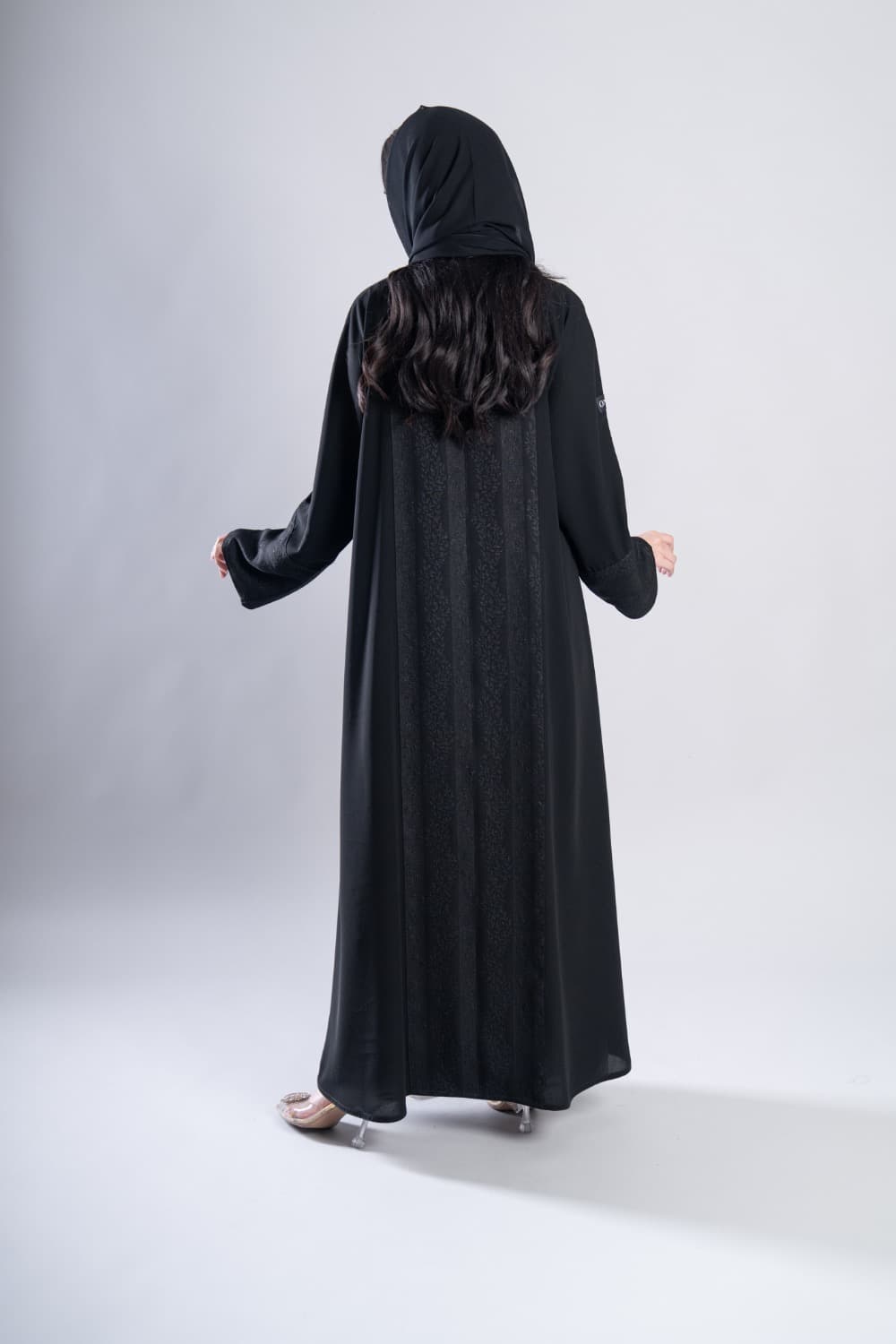 عباية بقماش كريب أسود مع تشكيله في الأكمام و الخلف مع الطرحه
