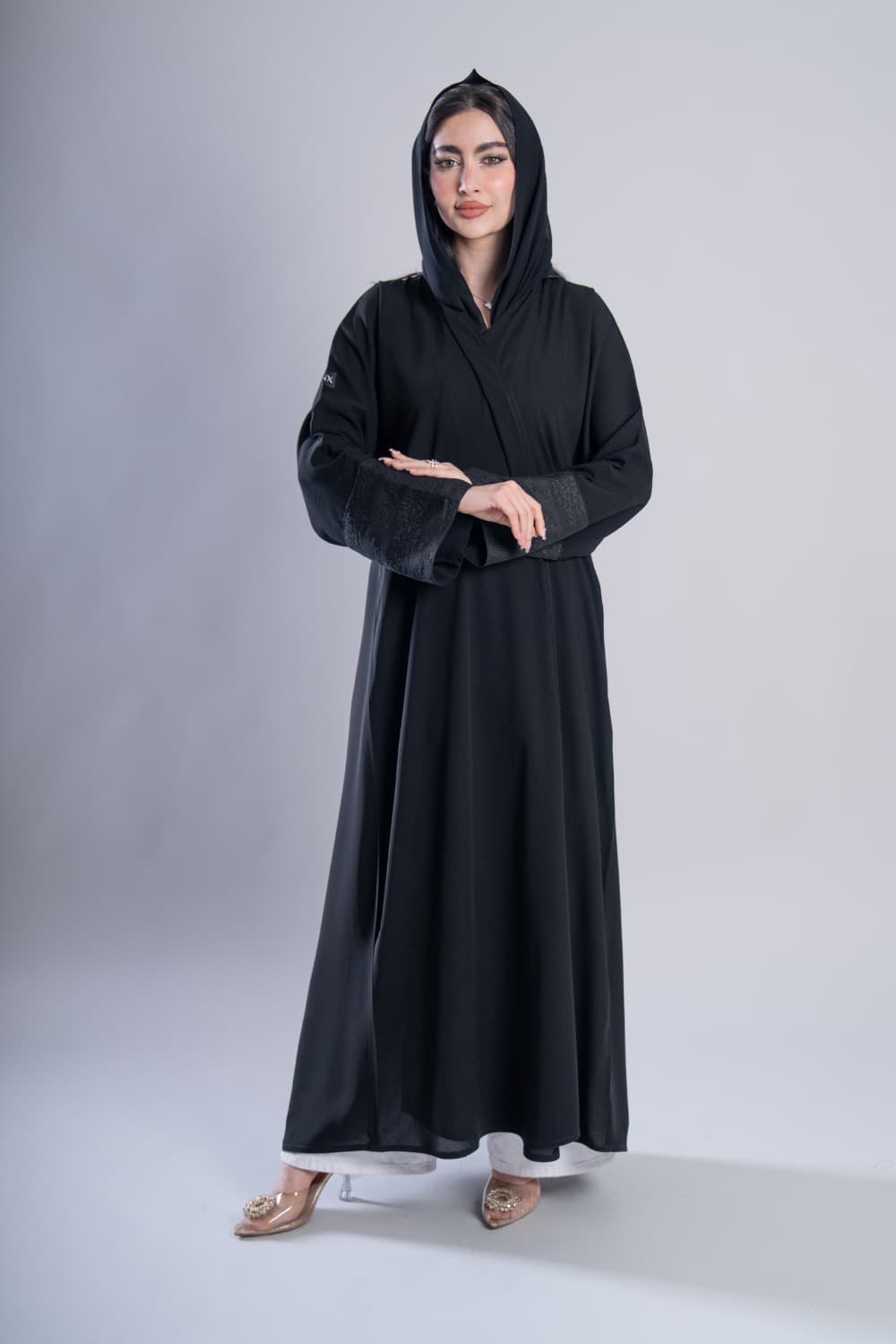 عباية بقماش كريب أسود مع تشكيله في الأكمام و الخلف مع الطرحه