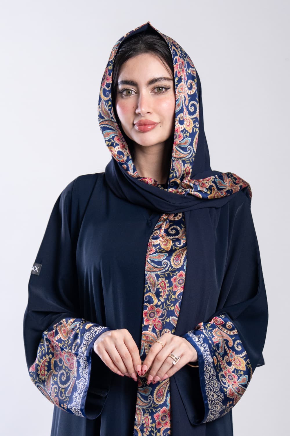 عباية بقماش كريب كحلي مع تركيبة حرير في الأكمام و الطرحه