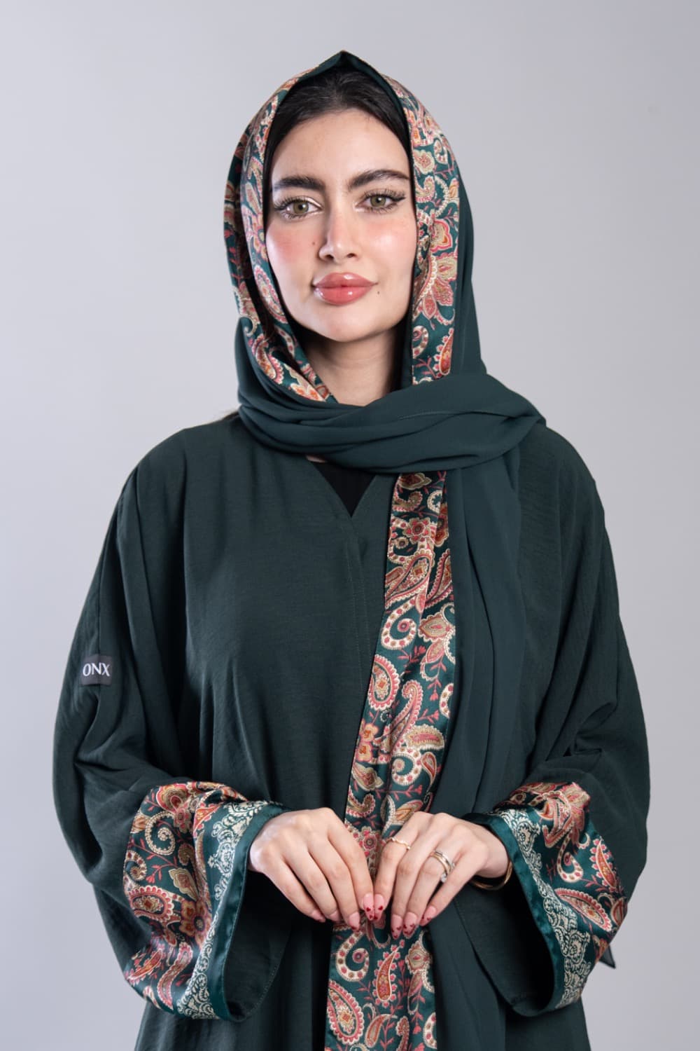 عباية بقماش كريب أخضر مع تركيبة حرير في الأكمام و الطرحه