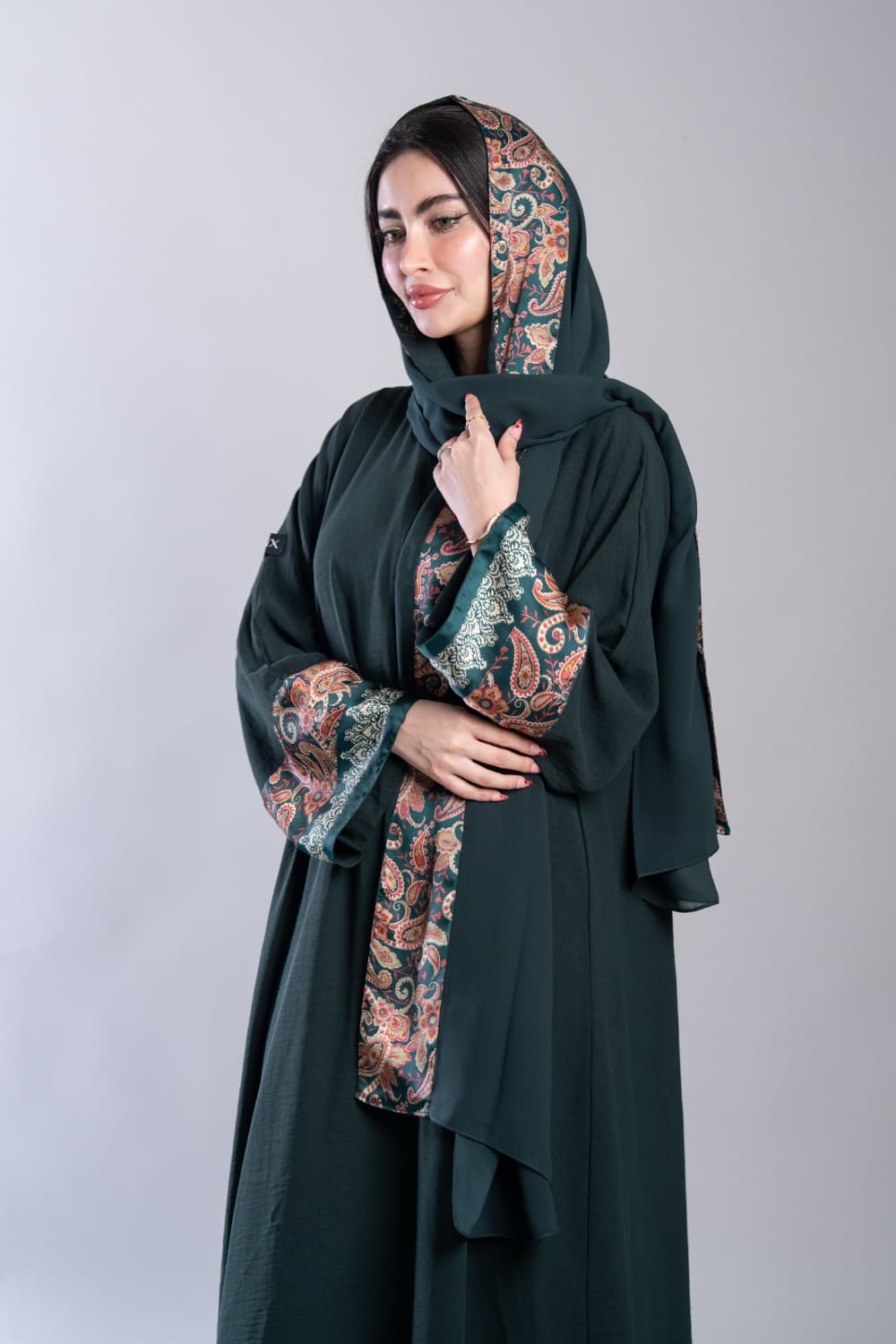 عباية بقماش كريب أخضر مع تركيبة حرير في الأكمام و الطرحه