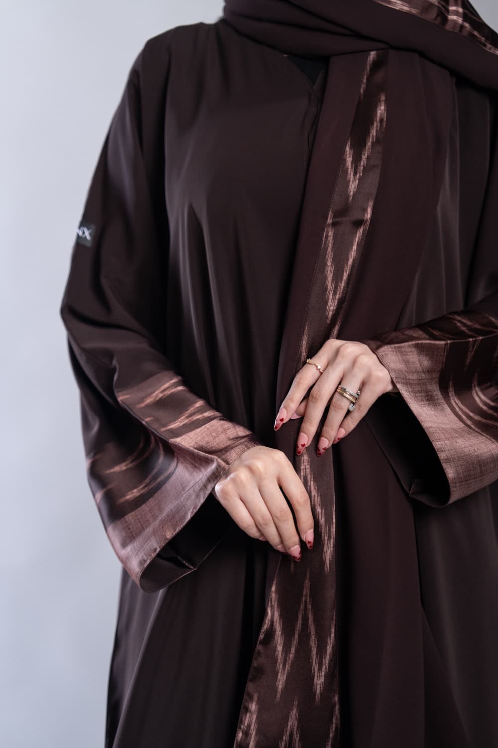 عباية بقماش كريب بني مع تركيبة حرير في الأكمام و الطرحه