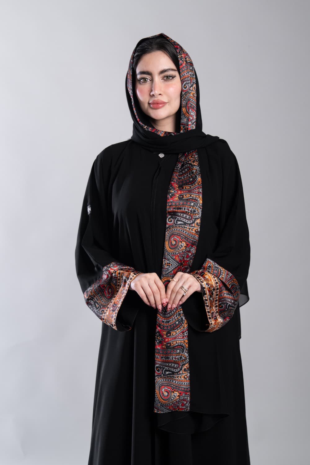 عباية بقماش كريب أسود مع تركيبة حرير في الأكمام و الطرحه