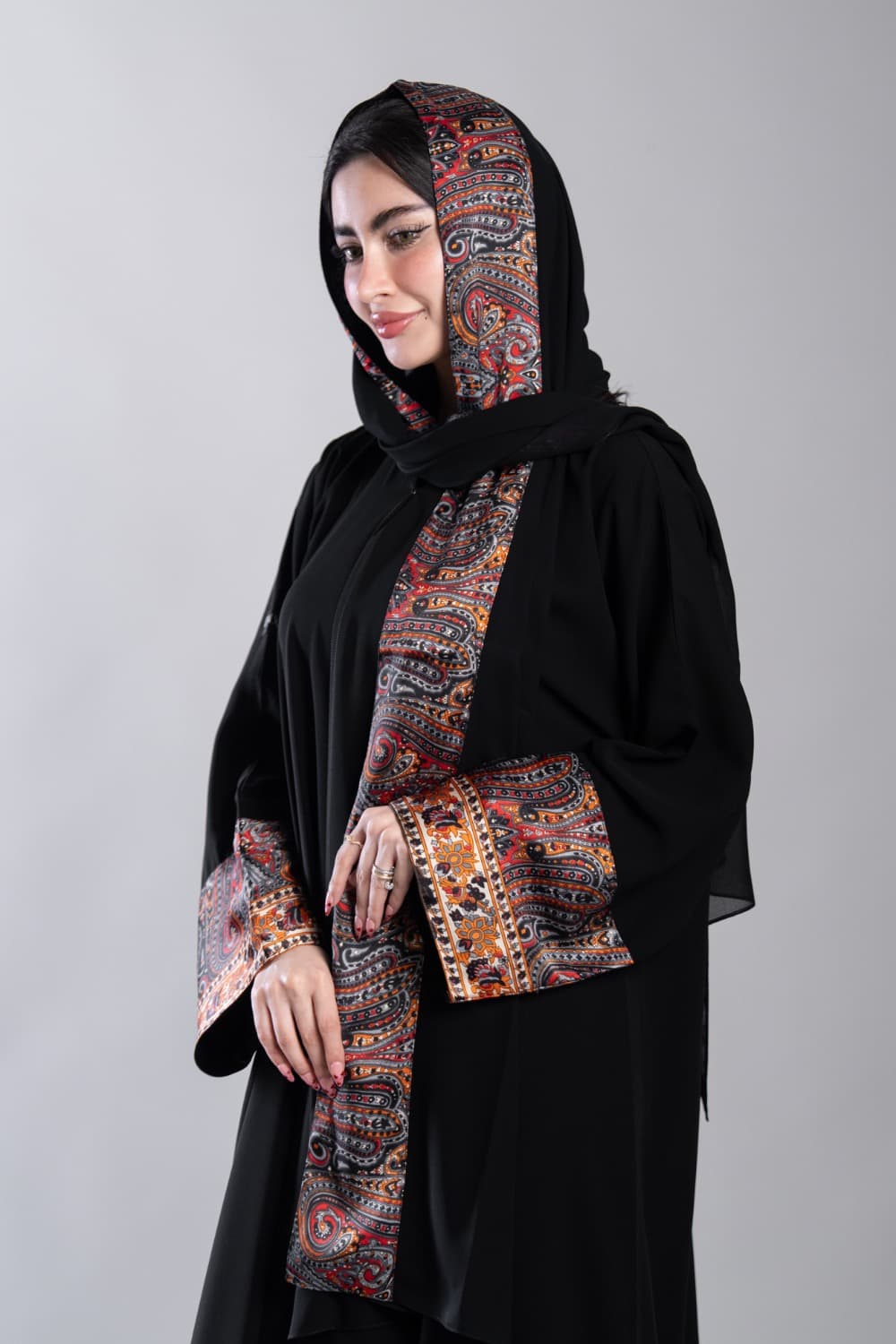 عباية بقماش كريب أسود مع تركيبة حرير في الأكمام و الطرحه