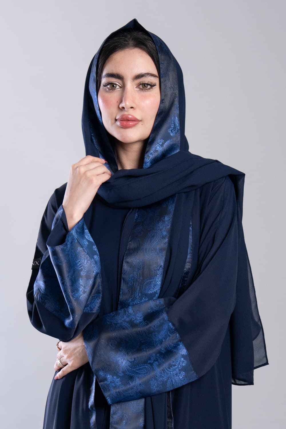 عباية بقماش كريب كحلي مع تركيبة حرير في الخلف و الأكمام و الطرحه