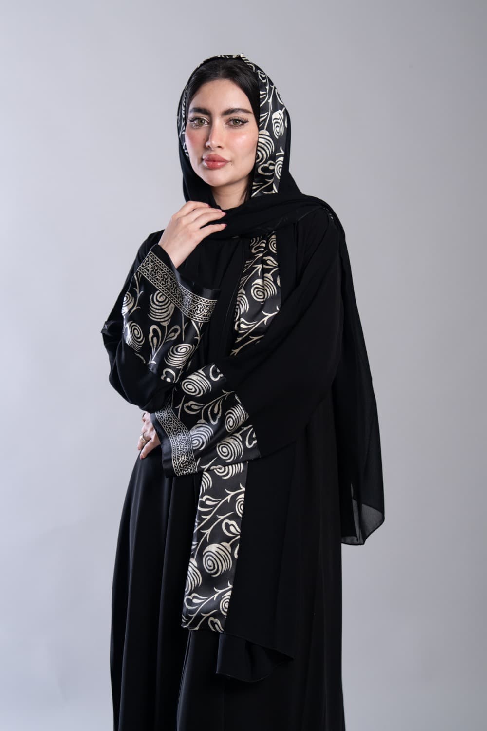 عباية بقماش كريب أسود مع تركيبة حرير في الأكمام و الطرحه