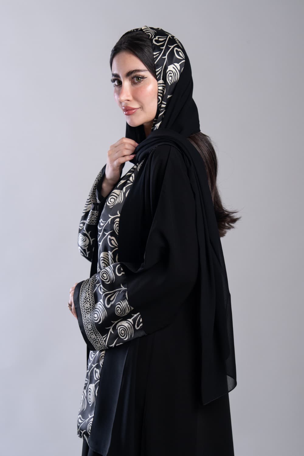 عباية بقماش كريب أسود مع تركيبة حرير في الأكمام و الطرحه