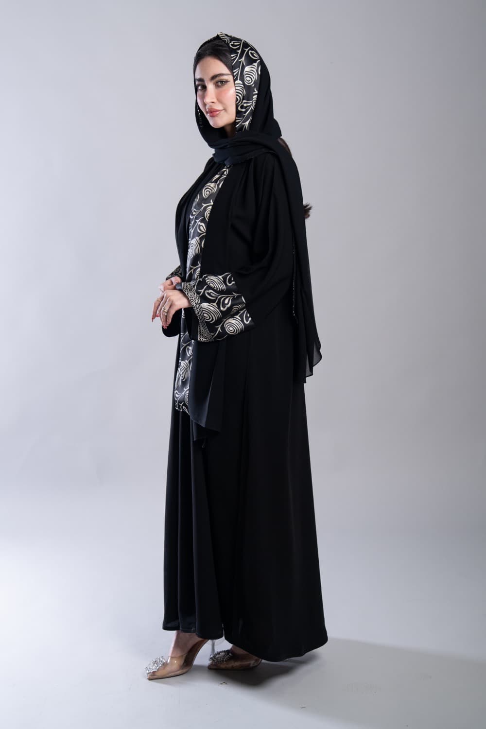 عباية بقماش كريب أسود مع تركيبة حرير في الأكمام و الطرحه