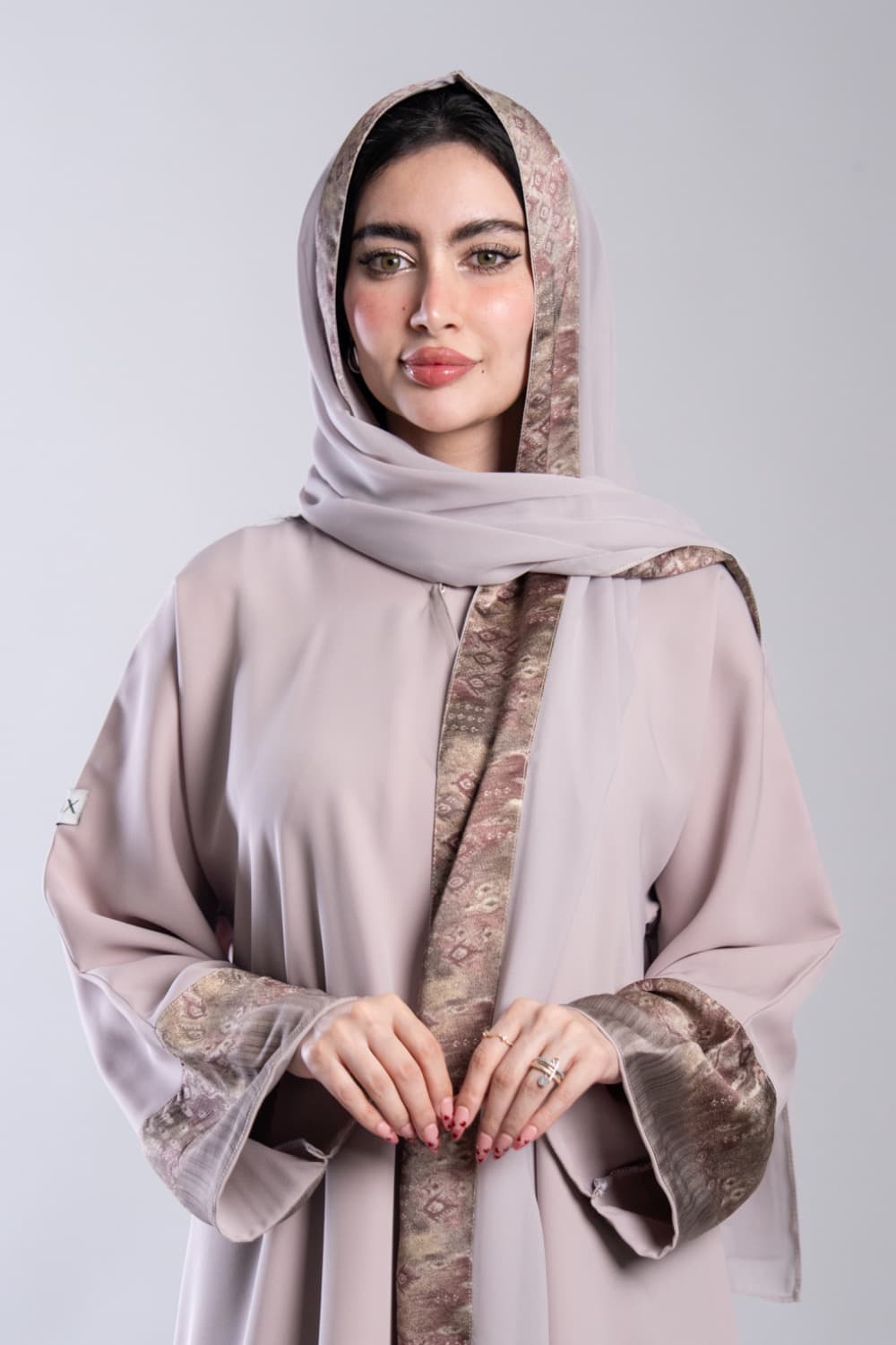 عباية بقماش كريب بيج مع تركيبة حرير في الأكمام و الطرحه