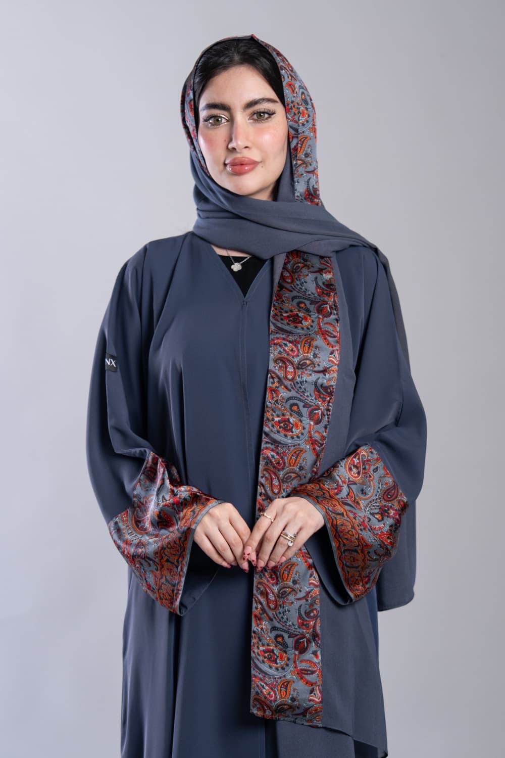 عباية بقماش كريب رصاصي مع تركيبة حرير في الأكمام و الطرحه